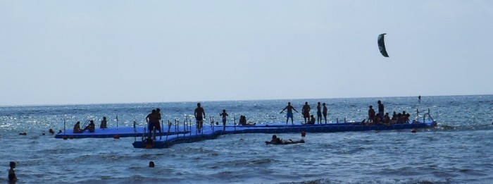 piscina in mare del campeggio.jpg