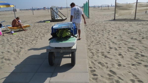 Si incomincia a trasportare i materiali in spiaggia